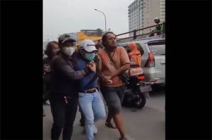 Video Viral! Diduga Mencuri Toko Emas Seorang Pria Diseret Ramai-ramai