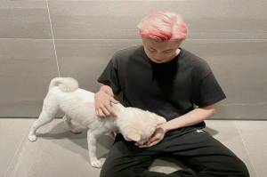 RM BTS Ubah Warna Rambut Jadi Pink Setelah Tampil Blonde