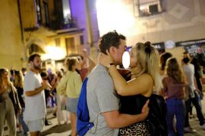 Darurat COVID Spanyol Berakhir, Jalan Dipenuhi Orang Pesta dan Ciuman