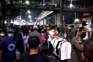 Timbulkan Kerumunan, Petugas Bubarkan Lapak Pedagang Pasar Kaget Jatinegara