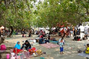 Tak Bisa Mudik, Ratusan Warga Nikmati Liburan di Pantai Ancol