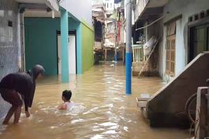 Banjir Kiriman, Permukiman Warga Kampung Melayu Terendam hingga 2 Meter