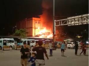 18 Mobil Pemadam Berhasil Padamkan Kebakaran Kios di Terminal Senen