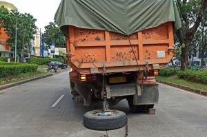 Truk Fuso Patah Baut Roda Persis di Tengah Jalan Letnan Sutopo Serpong, Lalin Tersendat