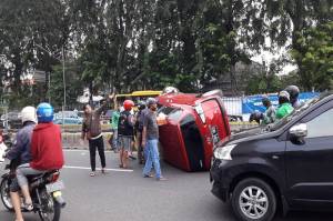 Hajar Separator Busway, Mobil Toyota Sienta Terbalik di Jalan Gunung Sahari
