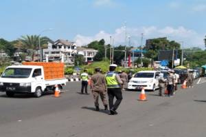 Kawasan Puncak Bogor Diserbu Wisatawan, Polisi Masih Lakukan Penyekatan