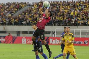Kiper Arema FC Siap Gabung Klub Milik Atta Halilintar