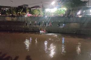 Petugas Damkar Kesulitan Evakuasi Mayat di Kali Ciliwung Bukit Duri