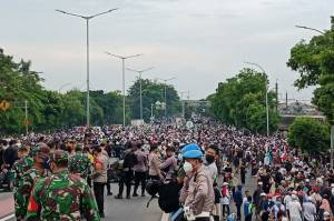 Sempat Bentrok, Massa Pendukung Habib Rizieq Shihab Bertahan di Flyover Pondok Kopi