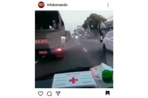 Viral, Rombongan Truk TNI Menepi Saat Sirine Ambulans Bunyi