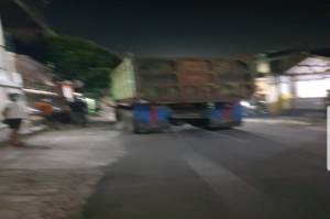 Hindari PPKM Darurat, Truk Fuso dan Kendaraan Numpuk di Perumahan Pondok Kelapa Jaktim