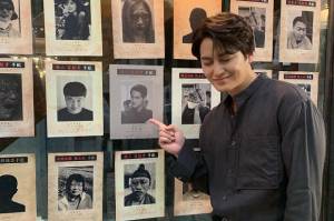 5 Potret Aktor Korea Berlesung Pipi, Nomor 3 Senyumnya Bikin Meleleh