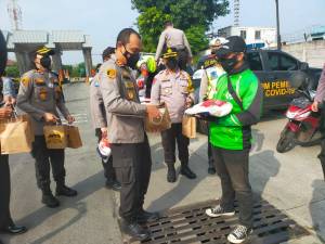Peduli Sesama, Polisi Bagikan 800 Paket Rendang Hewan Kurban ke Warga Terdampak PPKM
