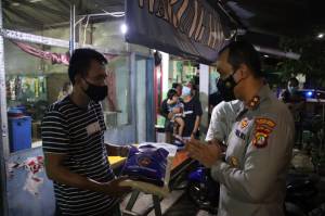 Blusukan Malam-malam, Puluhan Polisi Bagikan Ratusan Paket Bansos di Kawasan Pelabuhan