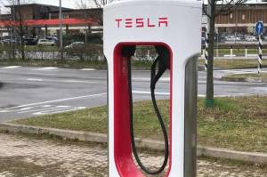 Mirip Kios Pertamini, Tesla Akan Sebar Supercharge Canggih untuk EV
