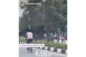 Viral, Warga Bersepeda, Kongkow Hingga Main Bola di Jalan Danau Sunter