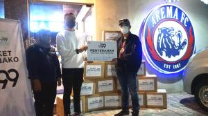 Arema FC Bagikan 1000 Paket Sembako Bantu Aremania dan Panti Asuhan