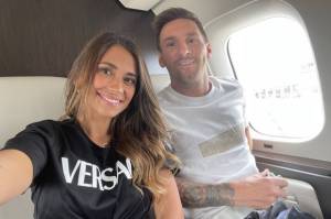 Foto Messi dan Istri Berada di Jet Pribadi Menuju Paris Tersebar Luas