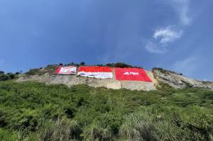 Peringati Kemerdekaan Ke-76 RI, Arei Bentangkan Bendera Merah Putih Raksasa