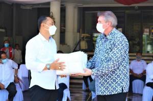 Sampoerna Academy Surabaya Donasikan 1000 APD ke Pemkot Surabaya