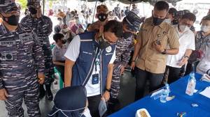 Sandiaga Uno Jalani Vaksinasi Dosis Kedua di Mako Kolinlamil Tanjung Priok