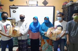 Relawan Muhaimin Bagikan Paket Sembako untuk Guru Ngaji di Jakarta
