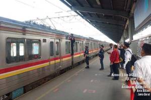 KRL Commuter Line Patah Pantograf di Stasiun Bekasi