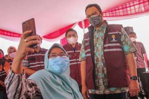 Tinjau Vaksinasi di Muara Baru, Anies: Pencapaian Jakarta di Atas Target 117%