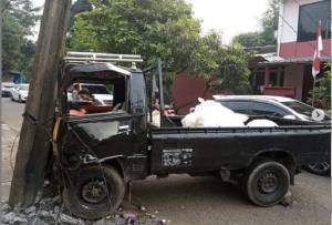 Mobil Pikap Tabrak Tiang Listrik di Tapos Depok, Lalu Lintas Macet Parah