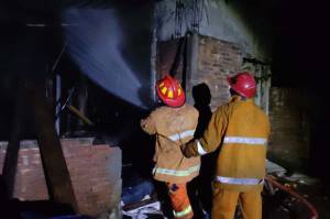 Gara-gara Lilin Jatuh ke Kasur, Satu Rumah di Bogor Ludes Terbakar