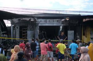 15 Toko Terbakar di Depan GOR Sudiang Makassar