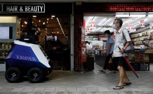 Singapura Terjunkan Robot Xavier untuk Menangkap Perokok di Tempat Umum