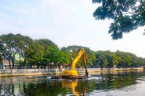 Anies Tanya Pendangkalan Saluran Air, Warga Bekasi Ikut Laporkan Jalan BKT yang Gelap
