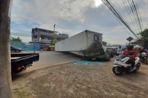 Truk Kontainer Terguling, Jalan Raya Serang Macet 2 Km