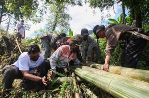 Semangat Gotong Royong, Relawan MNC Peduli Bantu Panen Kopi dan Perbaiki Jembatan di Cisadon Bogor