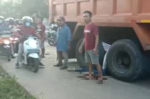 Gagal Menyalip, Pengendara Motor Remuk Terlindas Dump Truk di Bogor