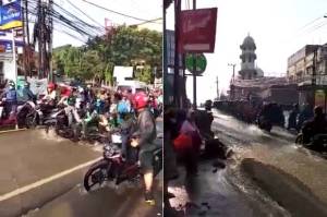 Simpang Mampang di Pancoran Mas Depok Banjir Padahal Tidak Turun Hujan