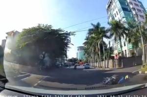 Tergelincir saat Menikung, Pemotor Hantam Mobil di Meruya Jakarta Barat