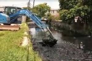 Cegah Banjir, Pemprov DKI Gerebek Lumpur 2 Kali di Jakbar