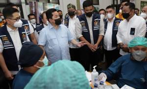Menteri BUMN dan Ketum Kadin Indonesia Tinjau Vaksinasi di Kampus Unpab Medan