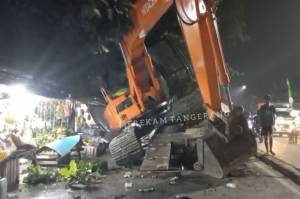 Hendak Diangkut, Ekskavator Terguling di Jalan Raden Fatah Ciledug
