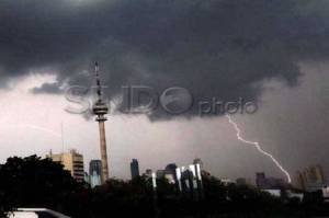 Cuaca Jakarta Hari Ini: Hujan Petir Landa Jakbar, Jaksel, dan Jaktim Siang hingga Malam