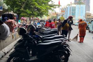 Juru Parkir Liar Pasar Tanah Abang Meresahkan, Pengunjung Dikenakan Tarif Rp10.000 untuk Motor