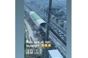 Tak Hanya Jalur Puncak, Jalan Layang Tol Jakarta-Cikampek Padat Merayap