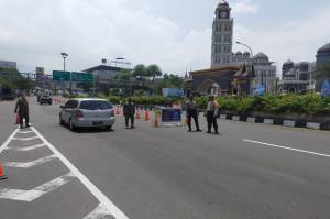 Jalur Puncak Lancar, Polisi Kembali Periksa Kendaraan Ganjil Genap
