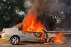 Mobil Sedan Peugeot Terbakar di Tol JORR 