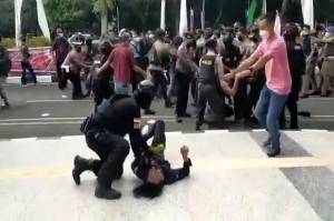 Oknum Polisi yang Banting Mahasiswa saat Demo di Tangerang Diperiksa Propam Mabes Polri