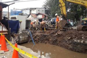 Saluran Air Rusak di Jalan Asirot Kebon Jeruk, Pemkot Jakbar Lakukan Perbaikan