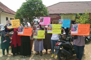 Puluhan Emak-emak Korban Arisan Online Geruduk Rumah Guru di Bekasi