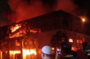 60 Personel Dikerahkan, Kebakaran di Mangga Dua Diduga Akibat Korsleting Listrik